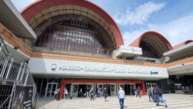 Imagen De Profesor Universitario Detenido Por Secuestrar A La Menor De 14 Años Desaparecida En Albacete Con La Que Contacto Por Redes 1 En La Estación De Chamartín Vieron A La Menor Junto A Su Raptor