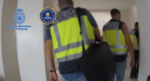 Agentes De Policía Nacional De Barcelona Entran Y Registran El Chalet