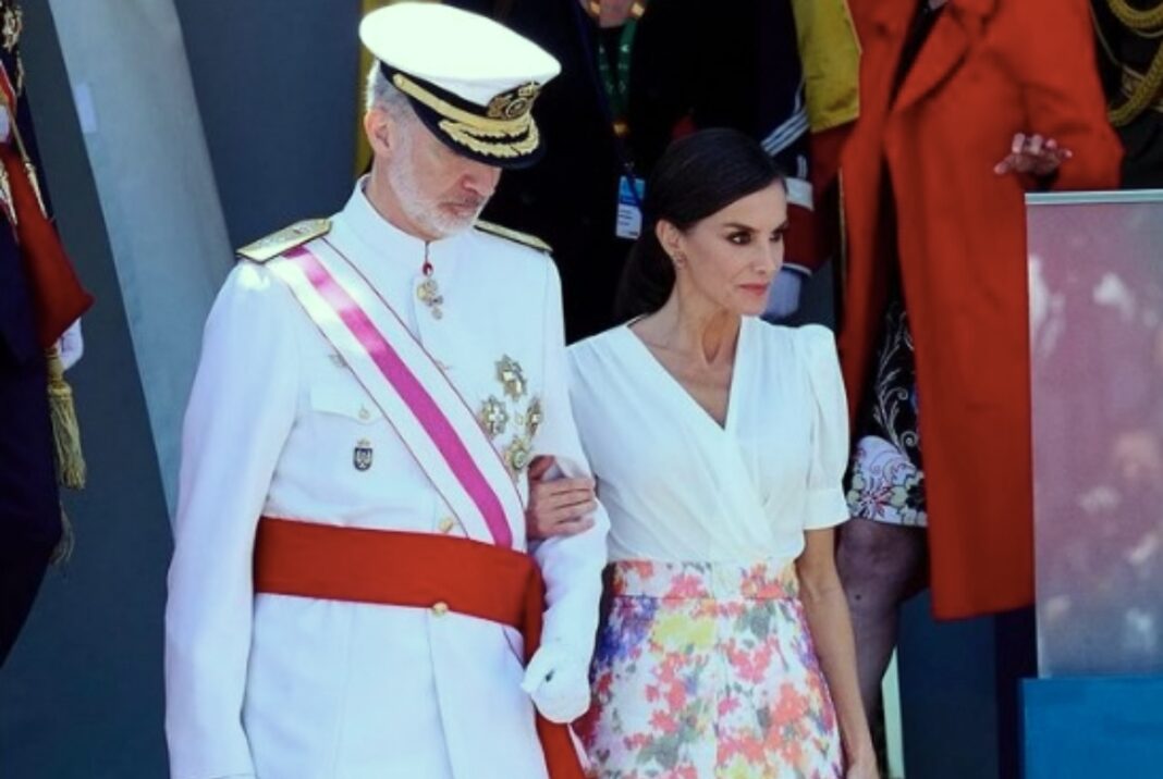 La reina Letizia lució un estilismo impecable en la celebración del Día de las Fuerzas Armadas, con el que volvió a dejar claro que el rosa es su color favorito para esta temporada.