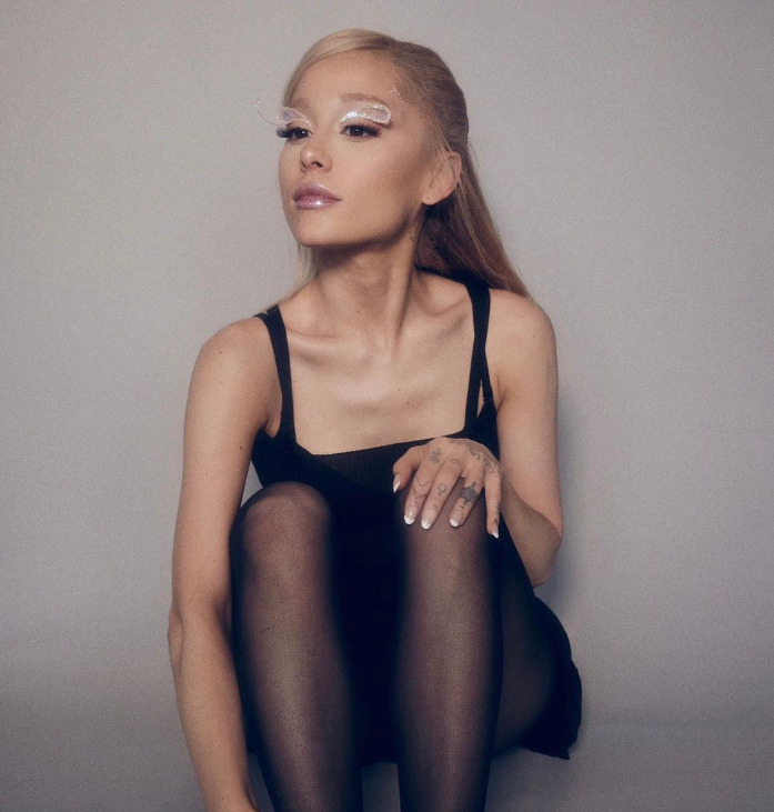 Image of Ariana Grande surprised fans without a wedding ring at Wimbledon 3 Screenshot 2023 07 17 V 12.09.02