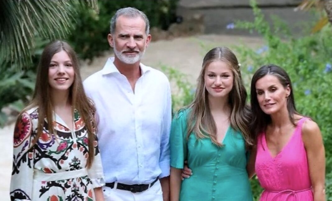 La Familia Real española ha posado, como cada verano, al inicio de sus vacaciones en Mallorca / Instagram @europeroyals