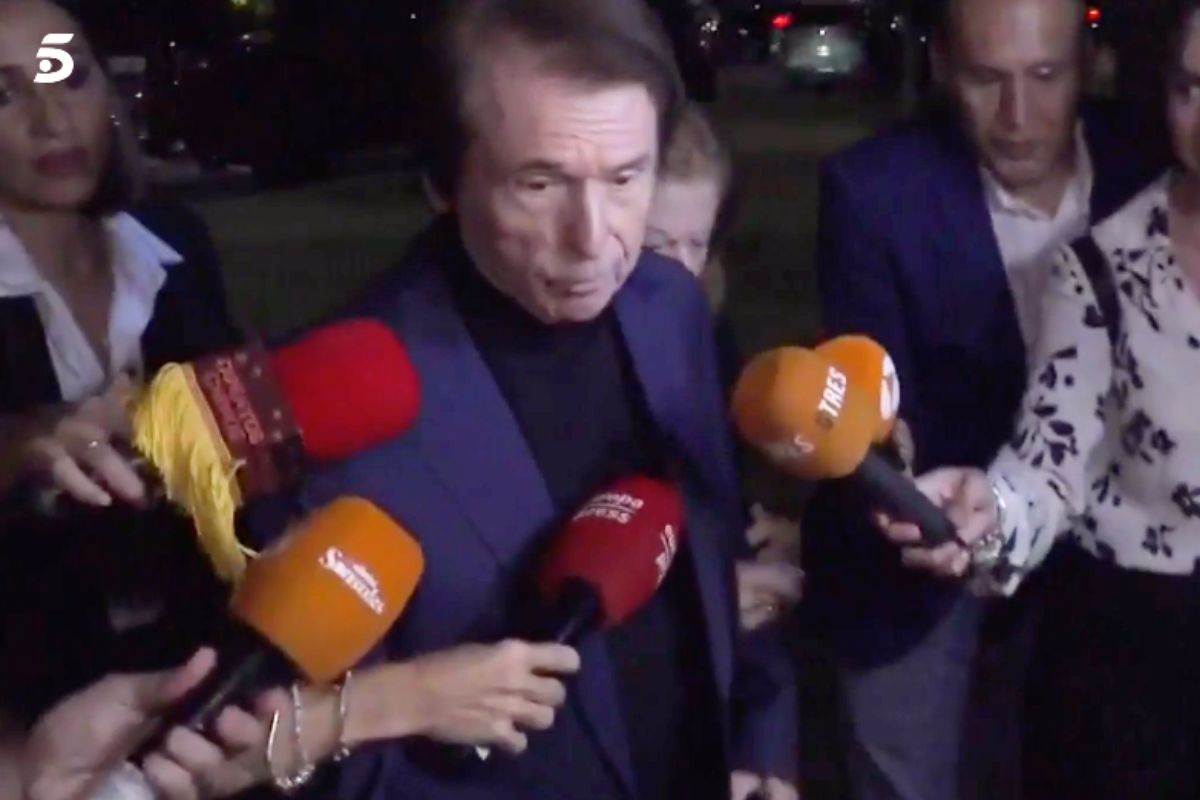 Imagen De Todas Las Famosas En El Multitudinario Funeral De María Teresa Campos En Madrid 2 Raphael Misa María Teresa Campos