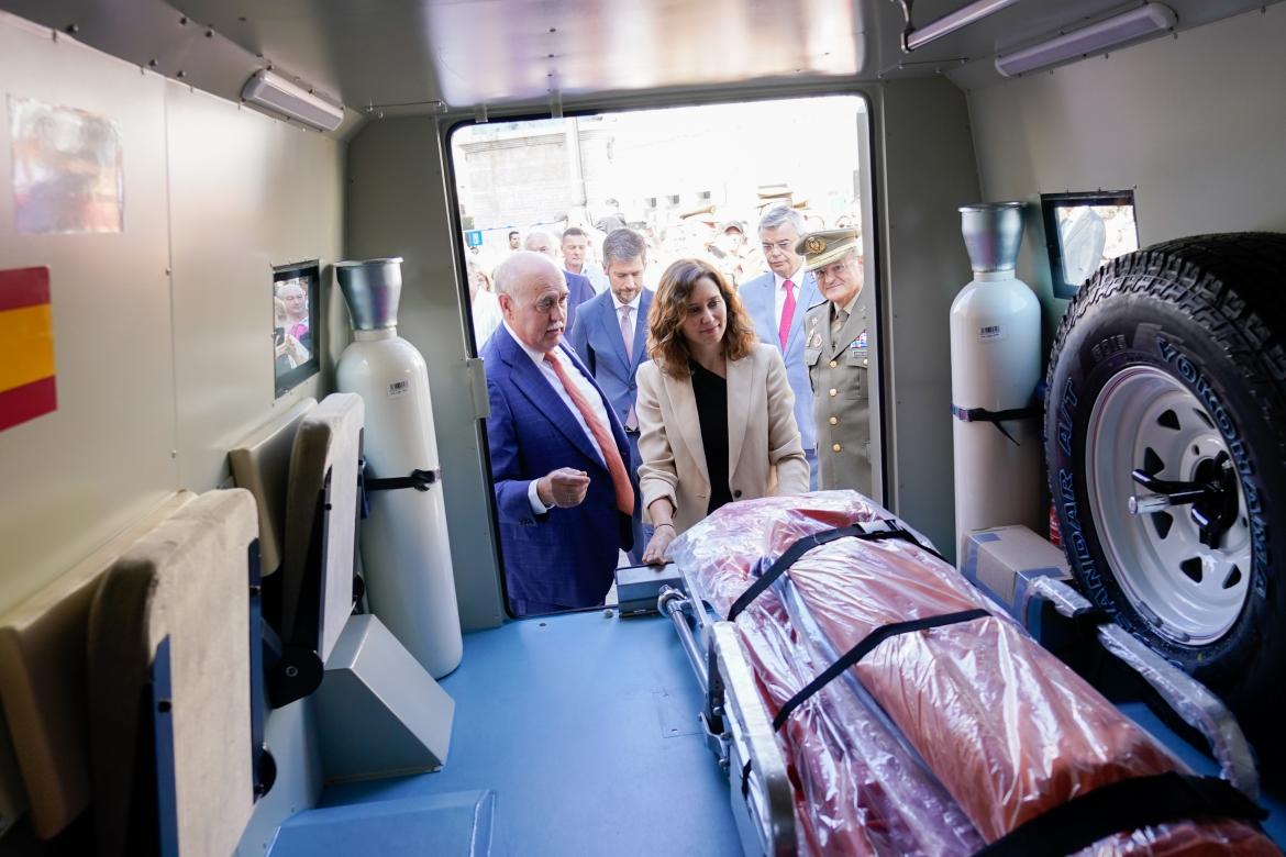 Imagen De Díaz Ayuso Y Empresarios Madrileños Donan Una Ambulancia Blindada A Ucrania 3 Ayuso