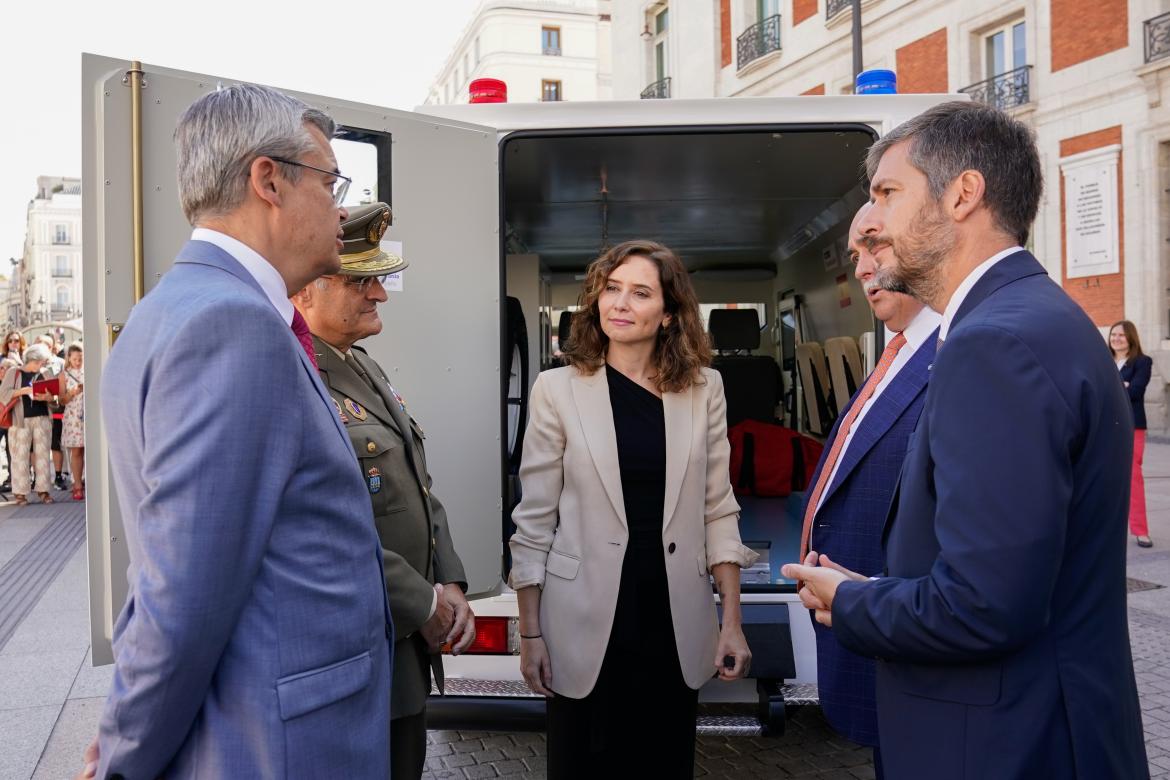 Imagen De Díaz Ayuso Y Empresarios Madrileños Donan Una Ambulancia Blindada A Ucrania 2 Ayuso