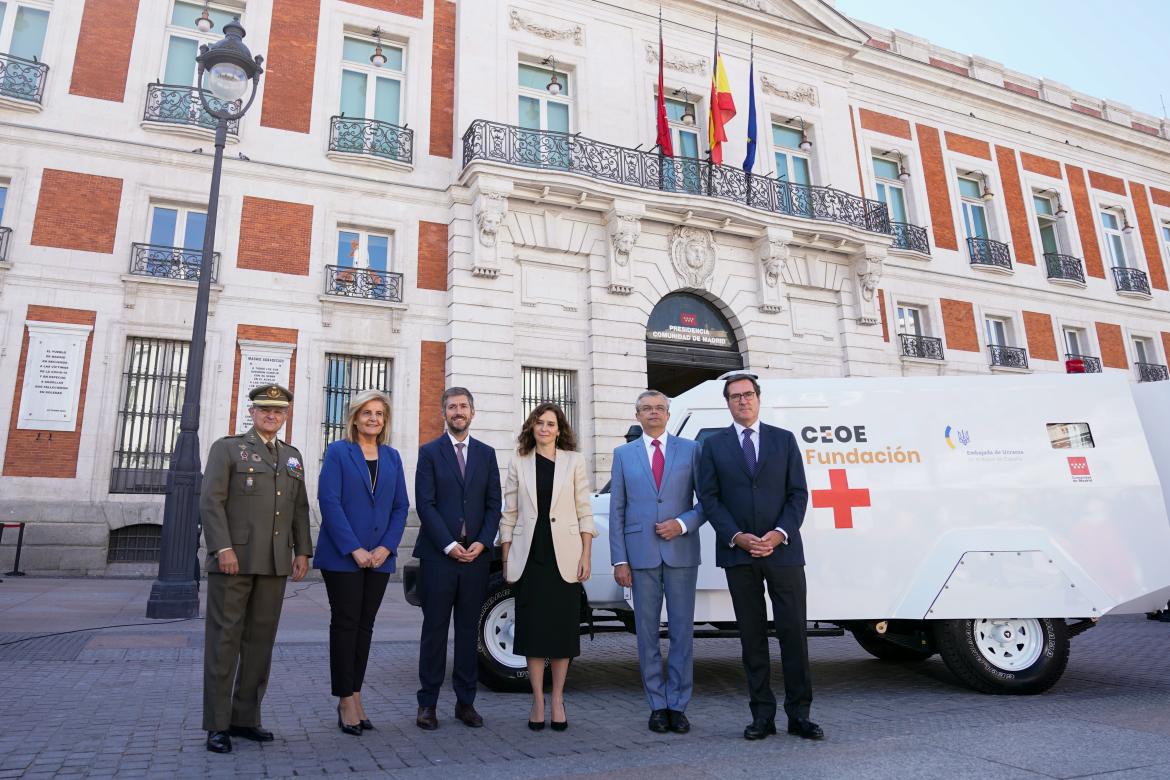 Imagen De Díaz Ayuso Y Empresarios Madrileños Donan Una Ambulancia Blindada A Ucrania 1 Ayuso