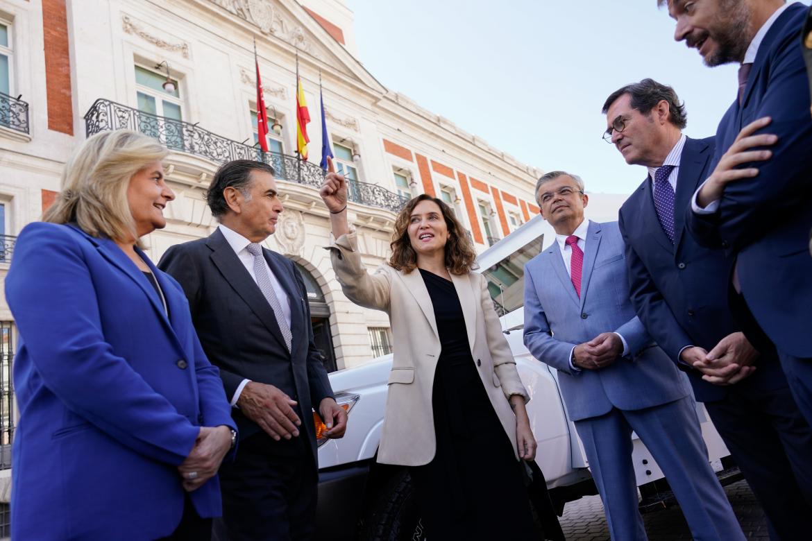 Imagen De Díaz Ayuso Y Empresarios Madrileños Donan Una Ambulancia Blindada A Ucrania 4 Ayuso