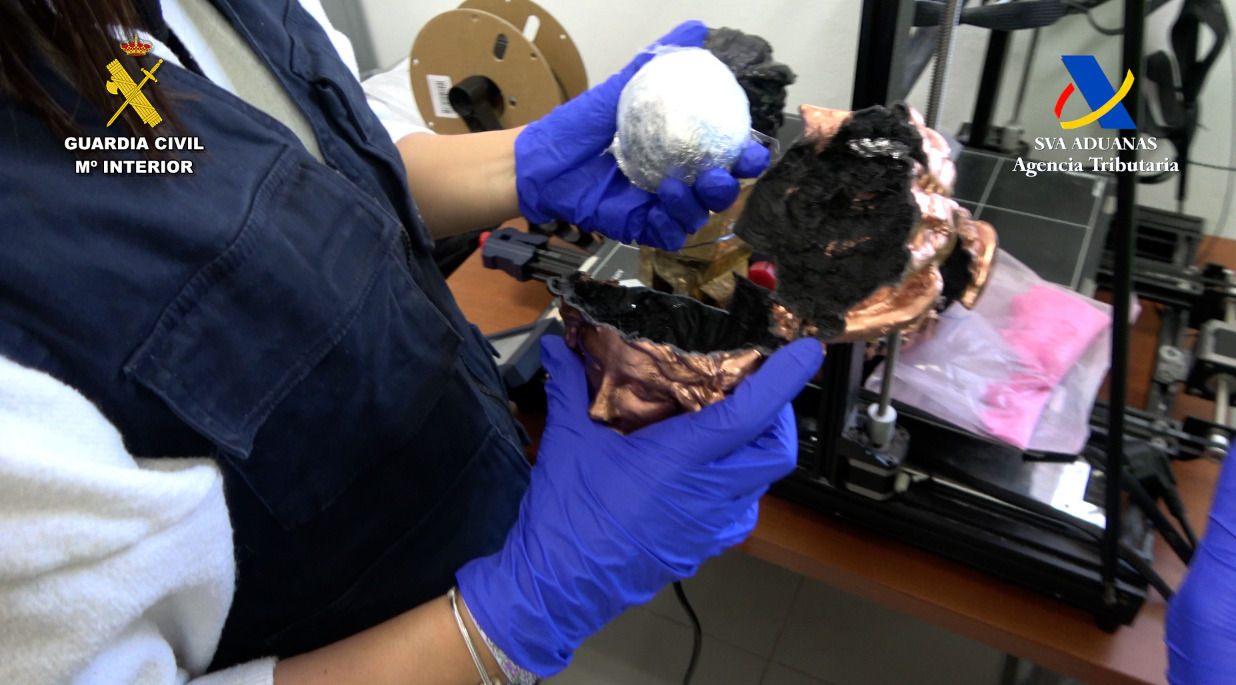 Imagen De Detectado Un Sistema De Envío Por Paquetería De Droga Oculta En Figuras Fabricadas Con Una Impresora 3D 2 Imagen 3 5