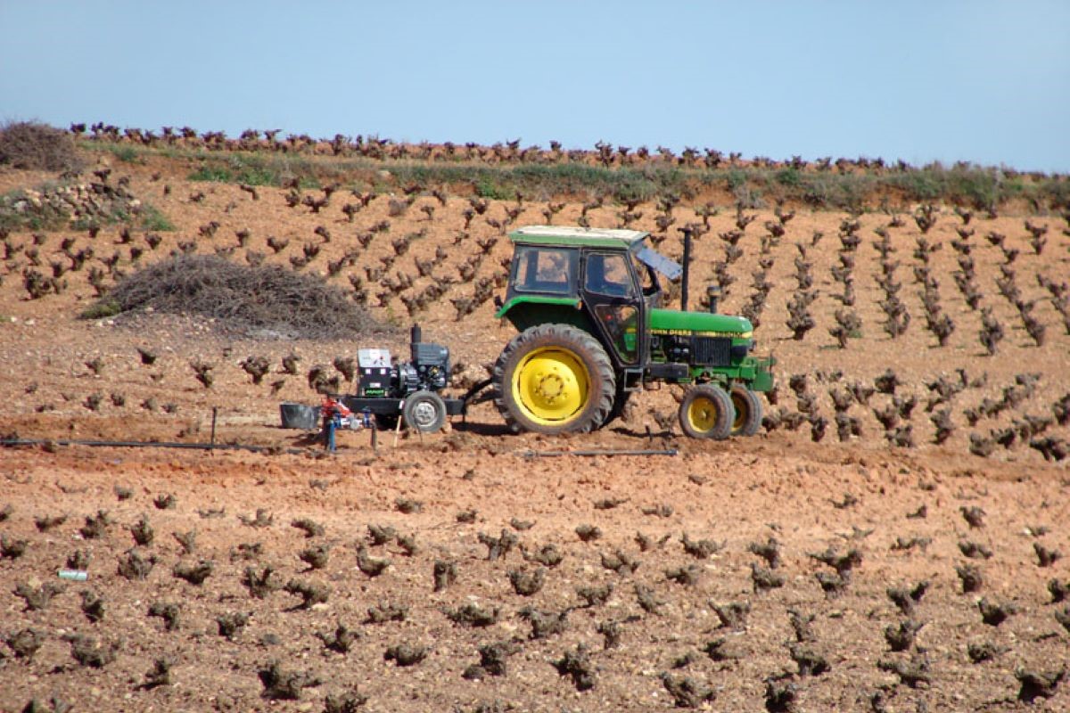 Tractor Agricola En Los Campos De El Toboso Daviddaguerro