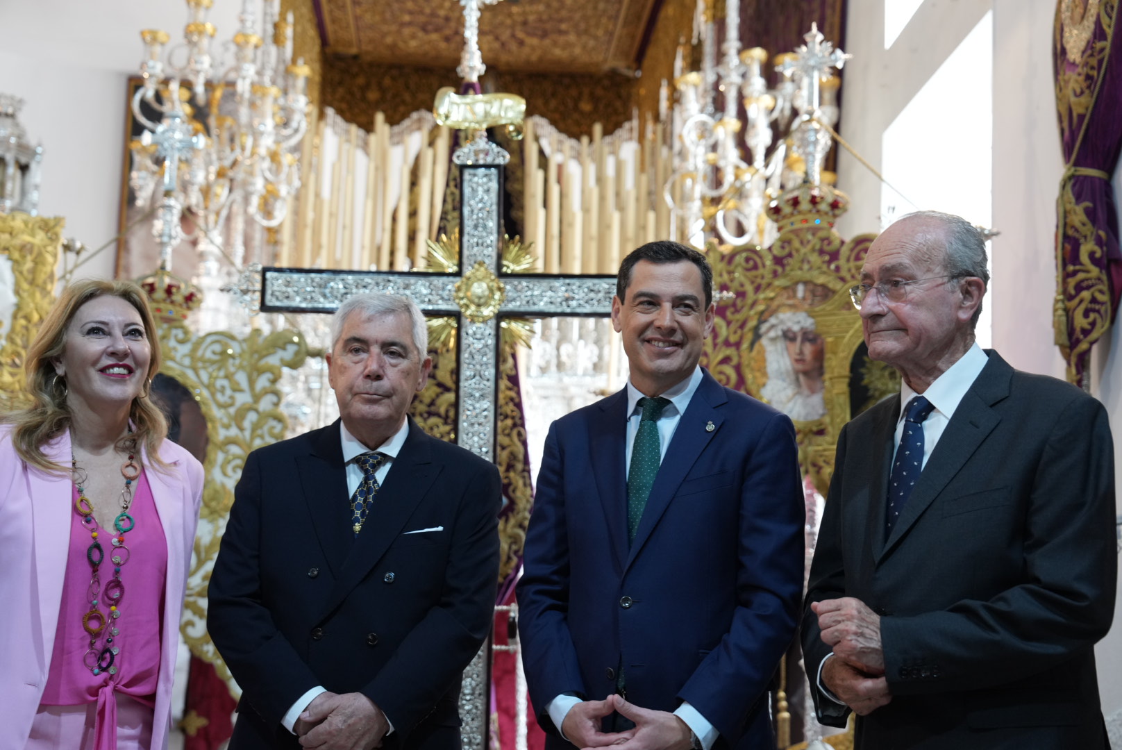 Moreno comienza el Viernes de Dolores de la Semana Santa 2024 visitando al Cautivo de Málaga