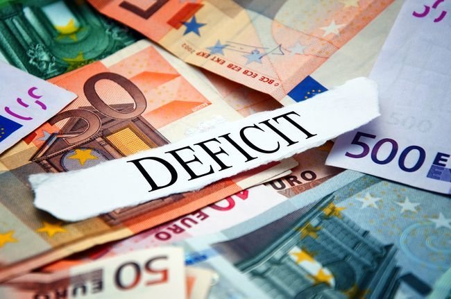 Bruselas pide a España que tome medidas para reducir la deuda 