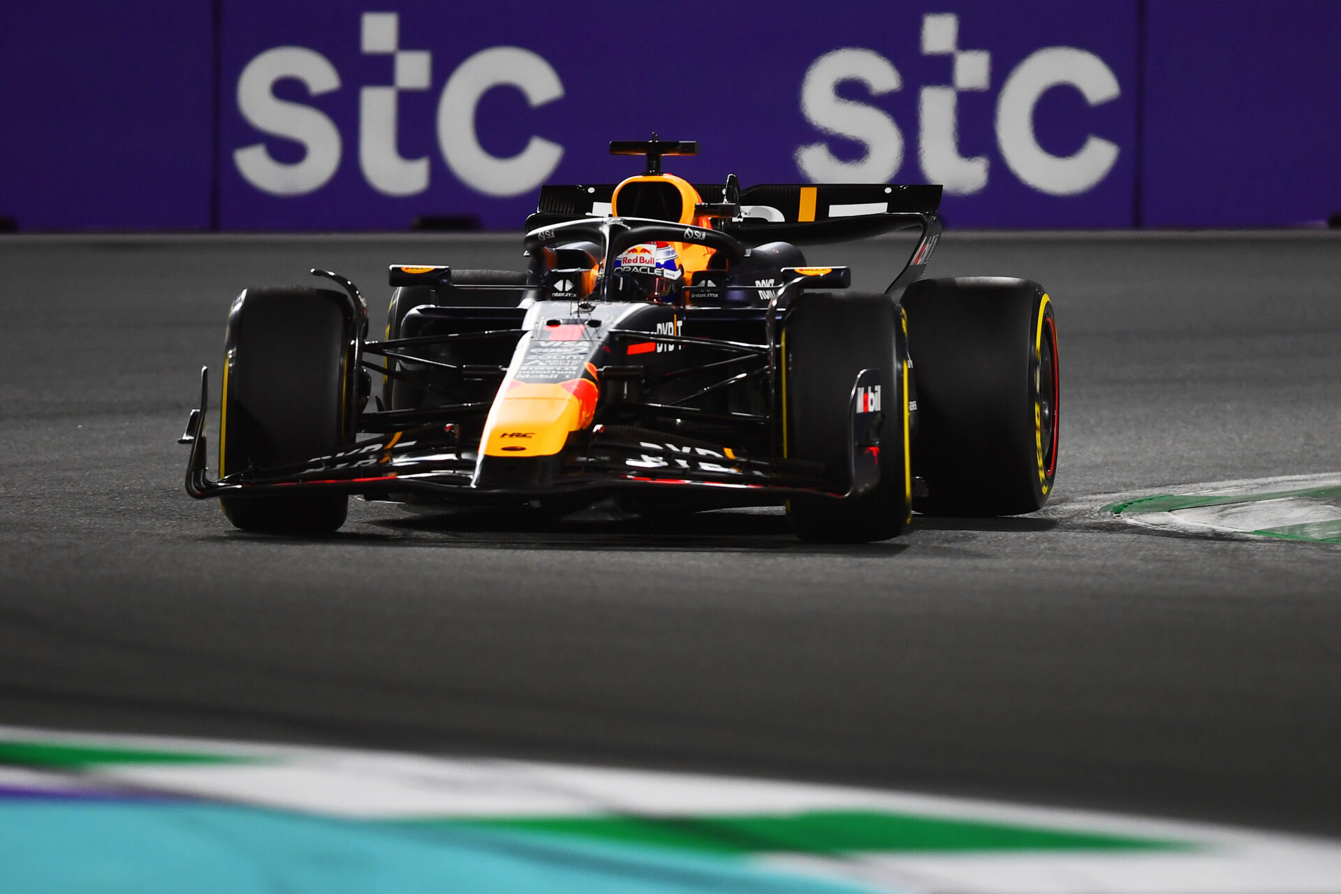 Red Bull firma otro doblete en Arabia Saudí con Leclerc en el podio; Alonso, quinto