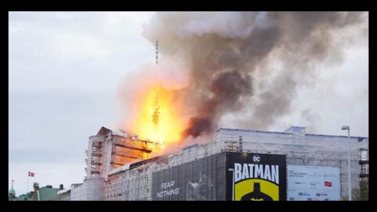 Incendio en la Bolsa de Copenhague: colapsa su icónico chapitel histórico