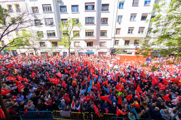 Miles de militantes socialistas se reúnen en Ferraz en apoyo a Pedro Sánchez