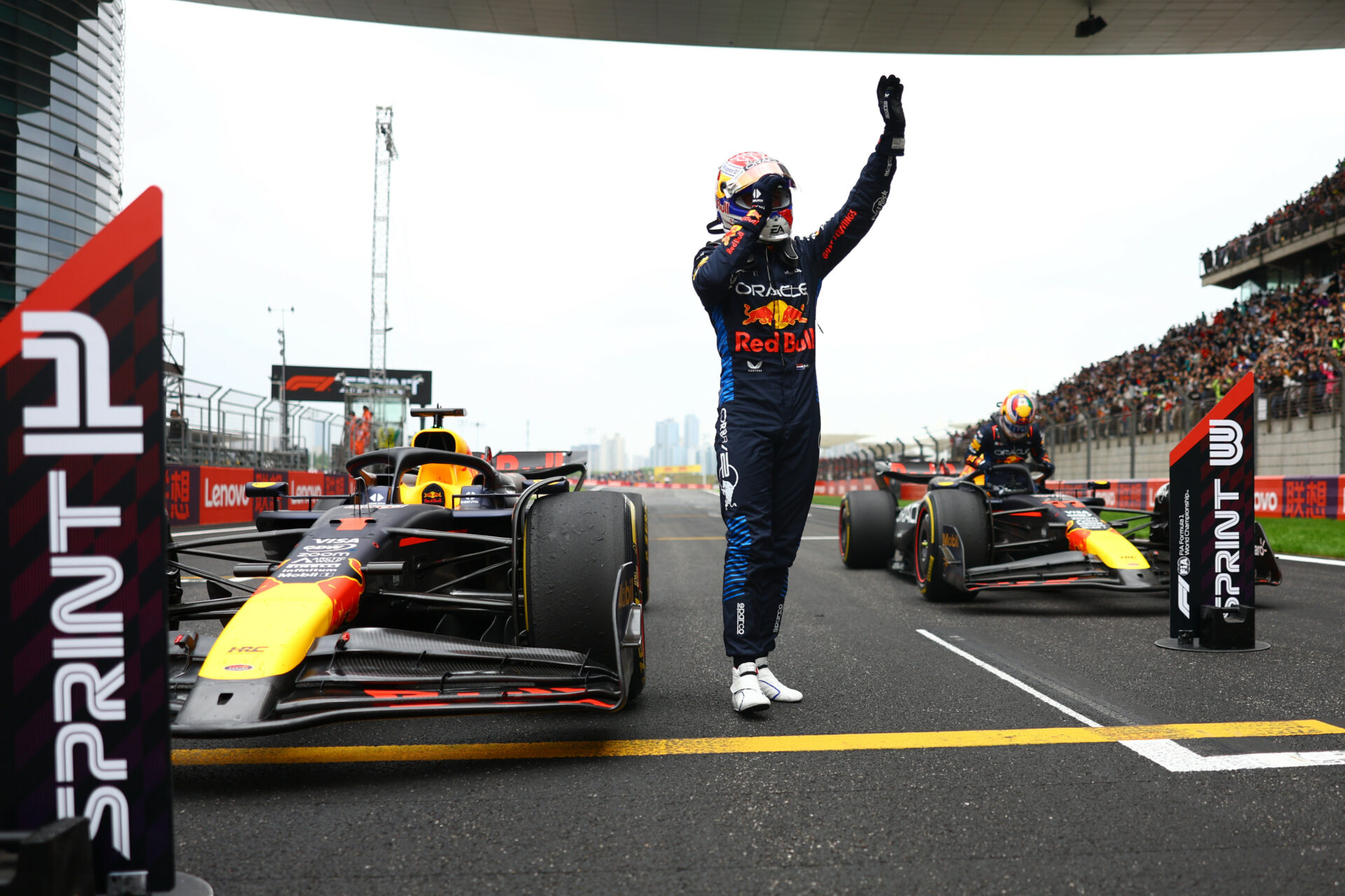 Verstappen se lleva la Sprint de China con toque Alonso-Sainz por el podio