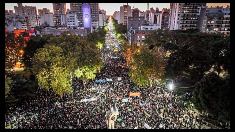 Histórica manifestación en Buenos Aires en apoyo a la universidad pública