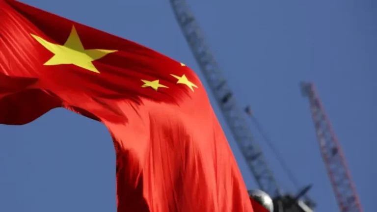 China vende deuda a largo plazo para paliar el estancamiento económico
