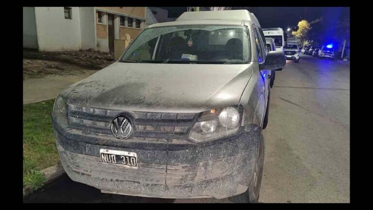 Hallan cuatro cuerpos en una furgoneta abandonada frente a un hospital en Bahía Blanca (Argentina)
