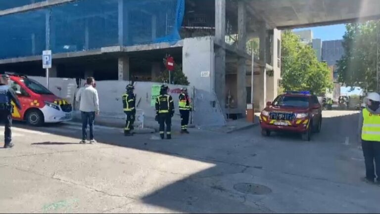 Atrapados dos trabajadores tras el derrumbe del forjado de un edificio en Madrid