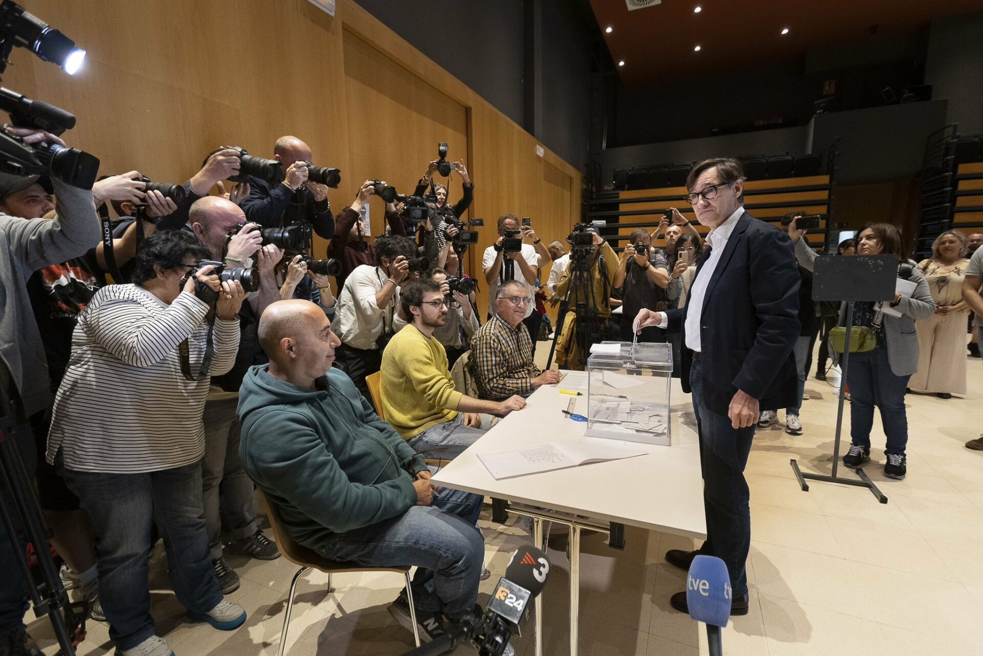 El PSC gana las elecciones en Catalunya y el independentismo pierde fuerza