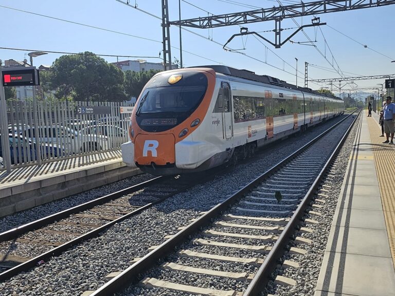 La crisis en Rodalies lleva a la saturación de otros medios de transporte en Barcelona