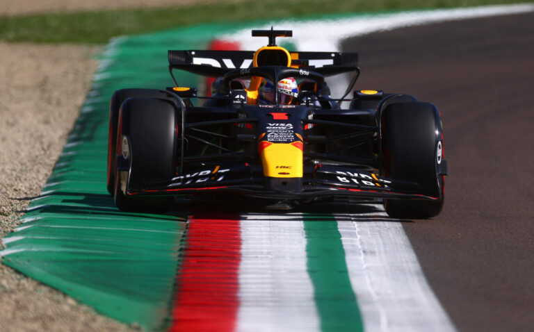 Verstappen se lleva la Pole en una apretada clasificación en Imola; Sainz, 5º