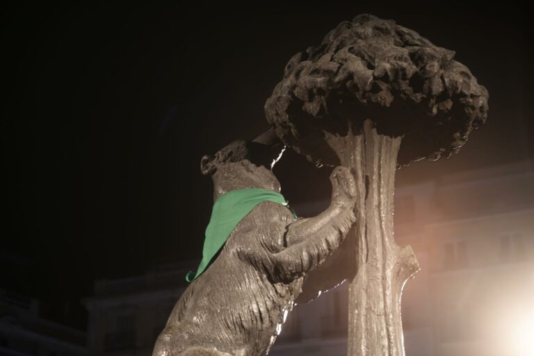 Activistas proaborto llenan las estatuas de Madrid de pañuelos verdes